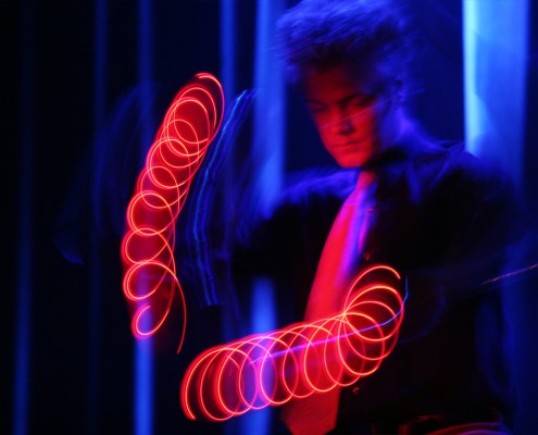 Mit seinen LED-Diabolos zeichnet er verschiedene Muster in die Dunkelheit