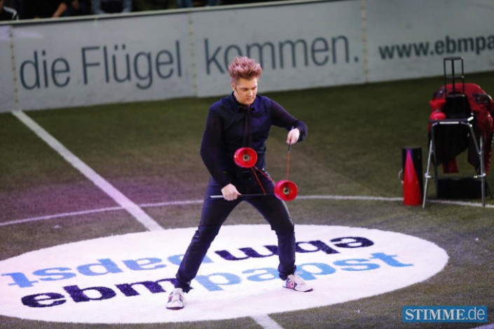 Axel S. jongliert zwei Diabolos in der Schnur mitten auf der Spielfläche