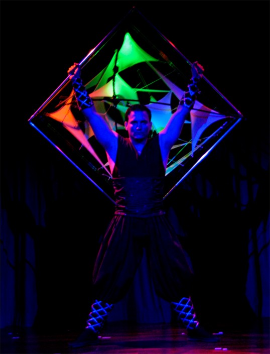 Andrew Scordilis Cube-Manipulation mit Leuchteffekten