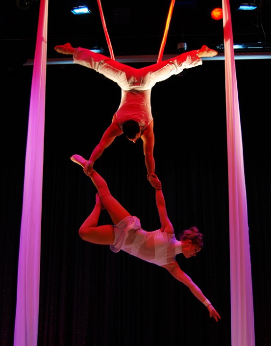 Elisa und Andrew Scordilis Duo Luftshow bei Firmen Veranstaltung